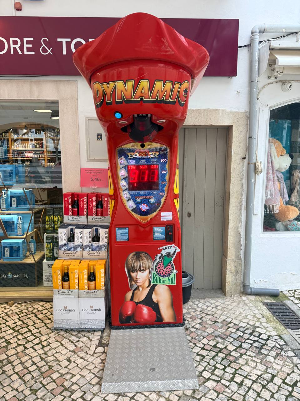 The DYNAMIC boxing machine outside the tobacco shop, Albufeira